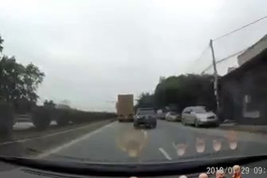 Xe tải đi ngược chiều khiến xe SUV phải tránh và va chạm vào xe container khác