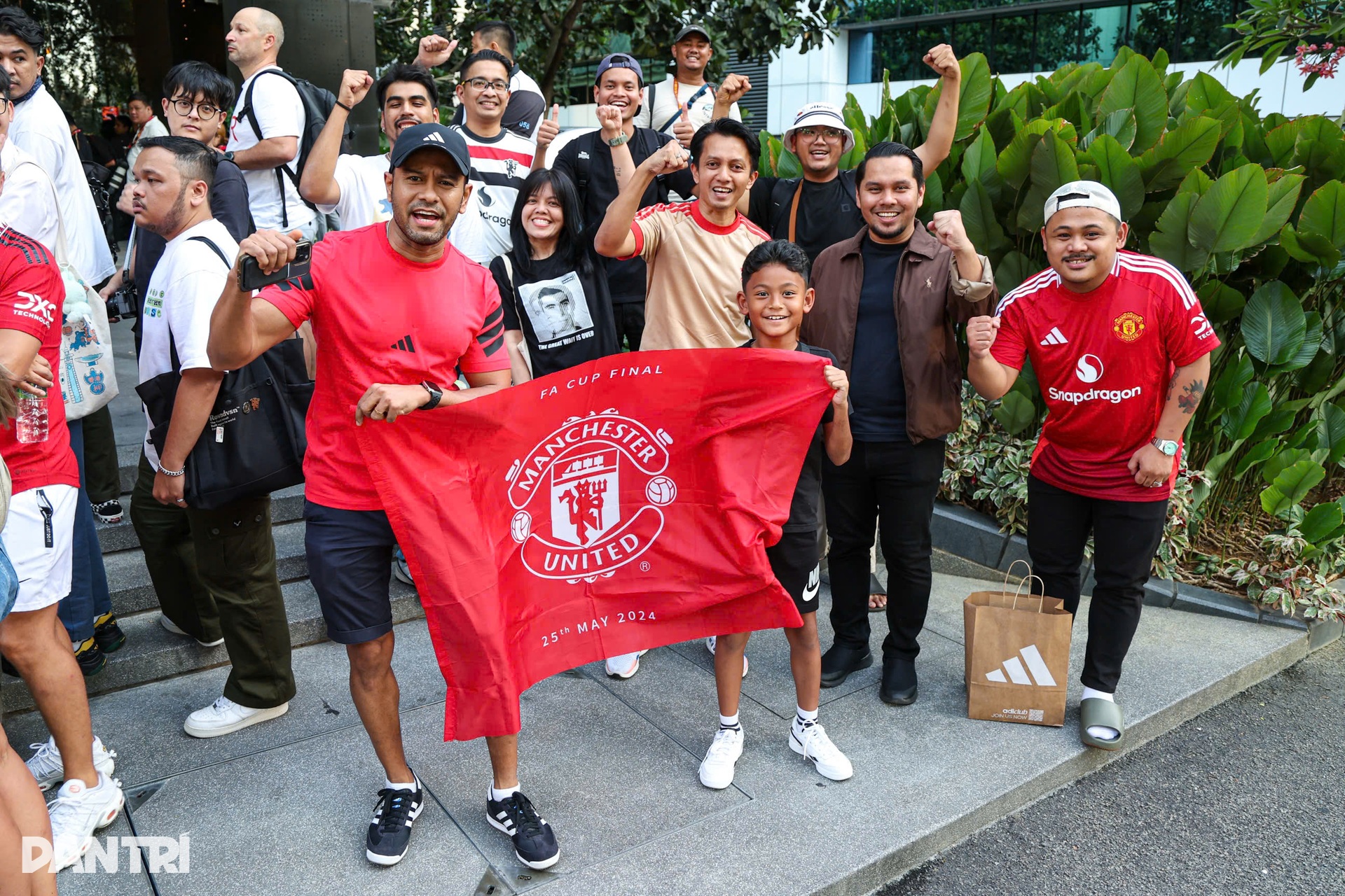 Hàng trăm người hâm mộ chào đón Man Utd đến khách sạn ở Malaysia - 8 Hàng trăm người hâm mộ chào đón Man Utd đến khách sạn ở Malaysia - 8