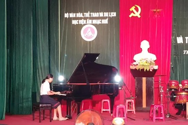 Thầy trò Học viện Âm nhạc Huế biểu diễn văn nghệ mừng khai giảng