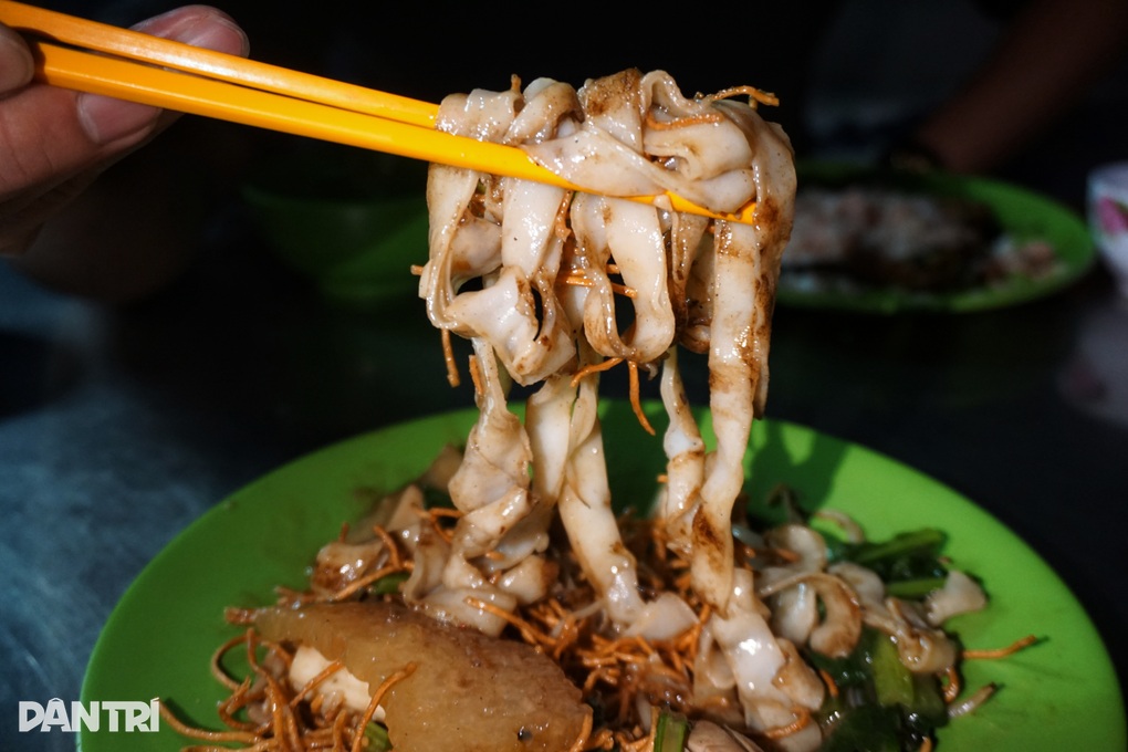 Hủ tiếu nhà xác ở TPHCM càng khuya càng đông và sự thật về món cơm màu đỏ - 3 Hủ tiếu nhà xác ở TPHCM càng khuya càng đông và sự thật về món cơm màu đỏ - 3