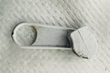 Cha mẹ bất lực nhìn khóa kim loại rơi từ miệng xuống ngực bé trai 1 tuổi