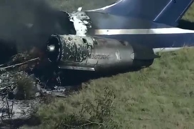 Máy bay Mỹ cháy rụi, 21 người thoát chết kỳ diệu