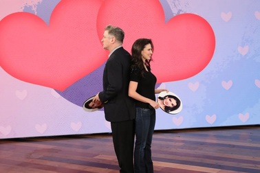 Alec và Hilaria Baldwin chơi trò chơi trên truyền hình