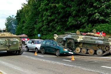 Xe thiết giáp Belarus mất lái, đè bẹp ô tô trên cao tốc