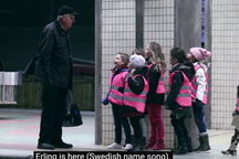 Video trẻ em Thụy Điển hát tặng người lạ tại ga tàu gây “sốt”