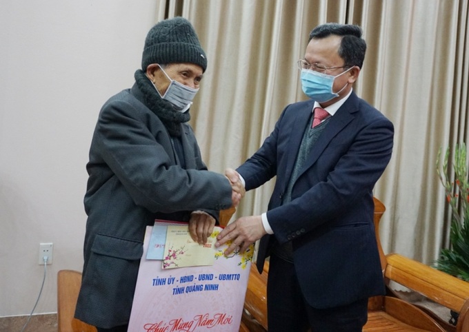 Lãnh đạo tỉnh Quảng Ninh thăm, tặng quà người có công.