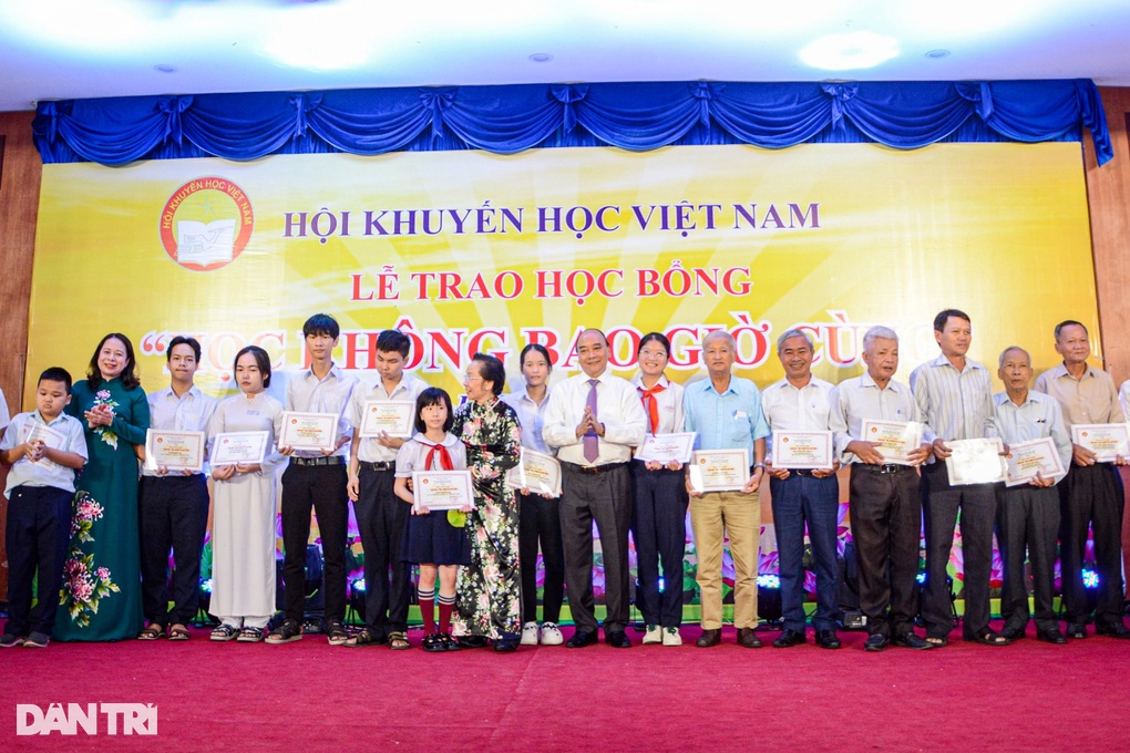 Cụ 84 tuổi được Phó Chủ tịch nước trao học bổng học không bao giờ cùng - 3 Cụ 84 tuổi được Phó Chủ tịch nước trao học bổng học không bao giờ cùng - 3