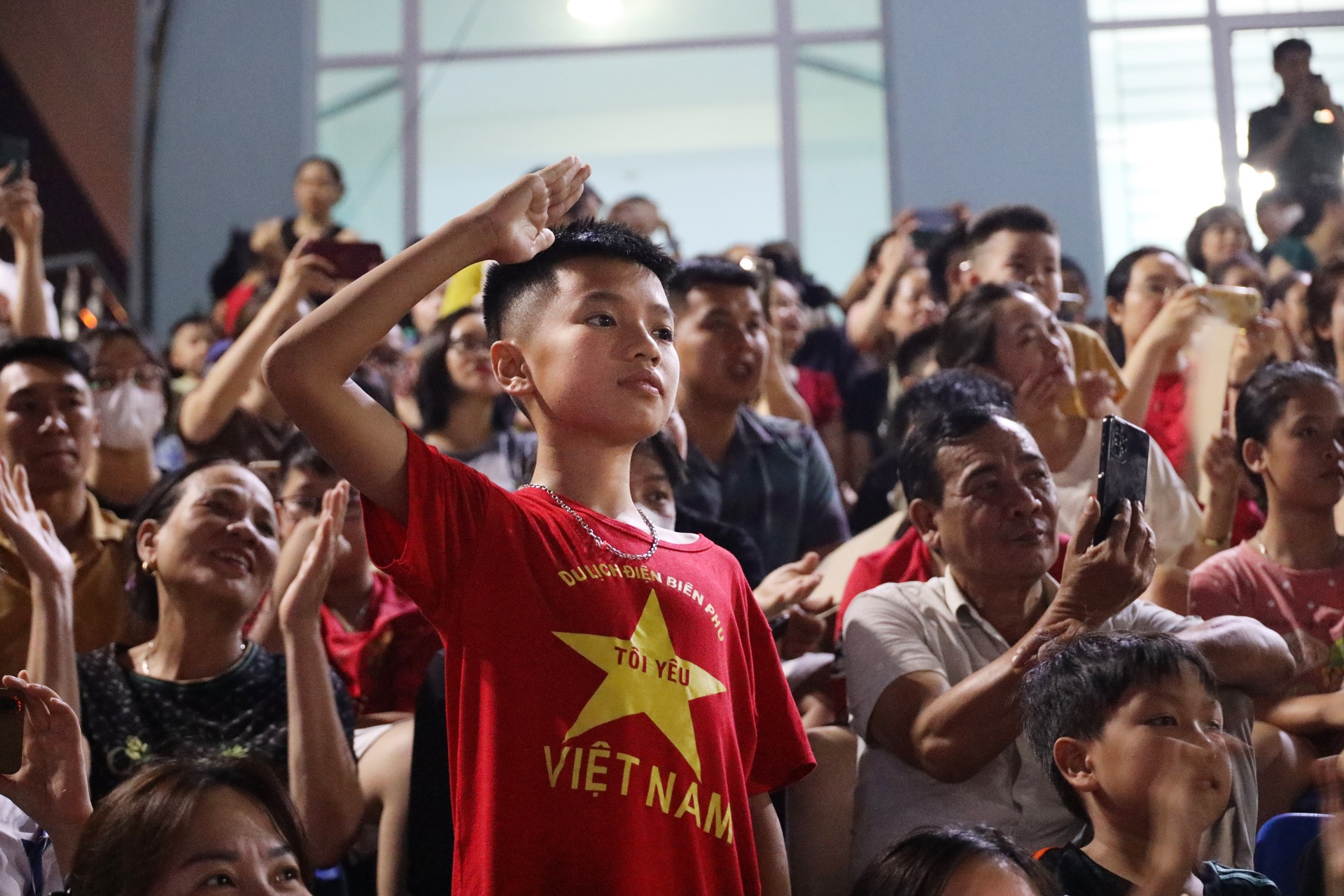 Người dân Điện Biên quạt mát cho các chiến sĩ tập luyện diễu binh giữa đêm - 5 Người dân Điện Biên quạt mát cho các chiến sĩ tập luyện diễu binh giữa đêm - 5