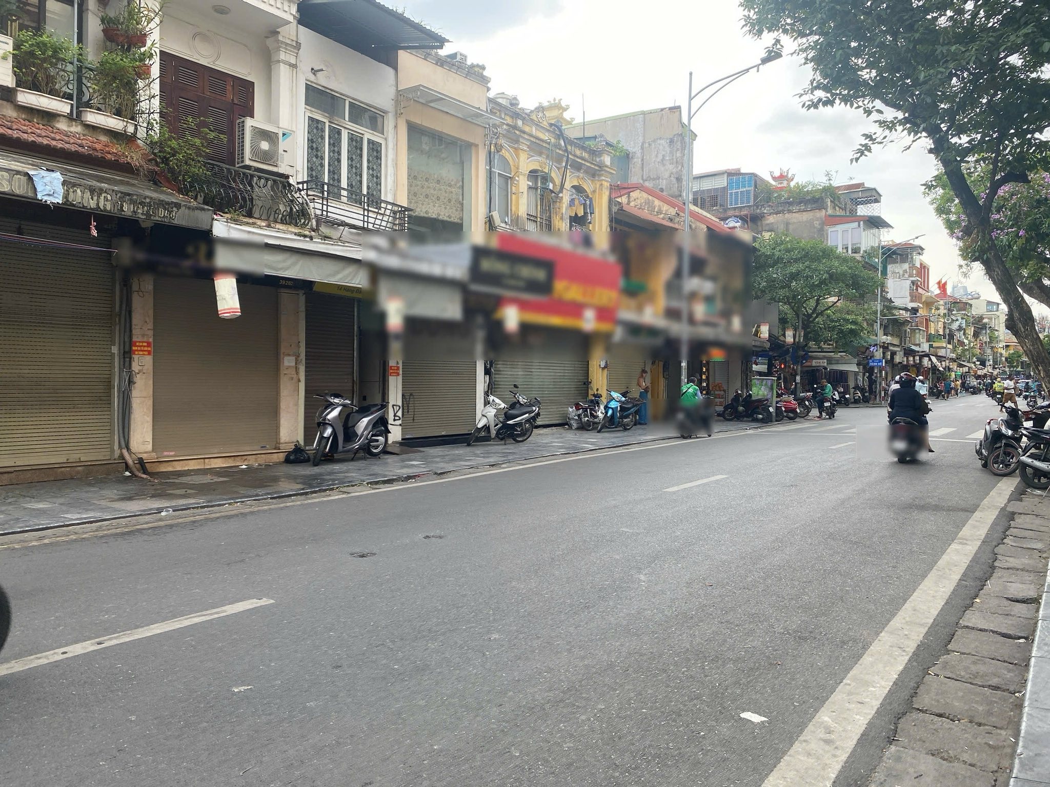 Cảnh tượng lạ giữa phố cổ Hà Nội, khách mua hàng phải chui qua cửa - 1 Cảnh tượng lạ giữa phố cổ Hà Nội, khách mua hàng phải chui qua cửa - 1