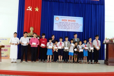 Trao hơn 70 suất học bổng đến học sinh nghèo vượt khó