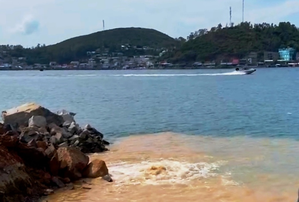 Đường ống cấp nước sinh hoạt vượt biển ở Nha Trang bị vỡ - 1 Đường ống cấp nước sinh hoạt vượt biển ở Nha Trang bị vỡ - 1