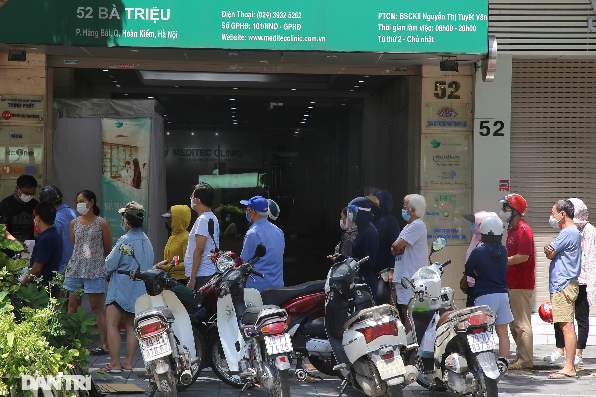 Xếp hàng dài chờ mua bánh trung thu trên phố Bà Triệu - 3 Xếp hàng dài chờ mua bánh trung thu trên phố Bà Triệu - 3
