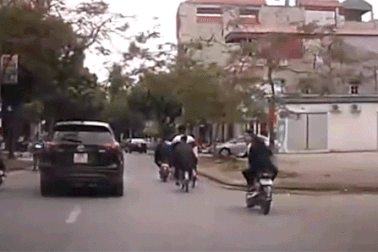 Trẻ em đi xe đạp điện - Những mối lo hiện hữu