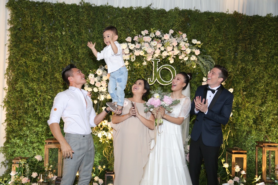 Trường Giang, Nhã Phương xúc động trong đám cưới “có một không hai” của Hoàng Oanh - 17 Trường Giang, Nhã Phương xúc động trong đám cưới “có một không hai” của Hoàng Oanh - 17