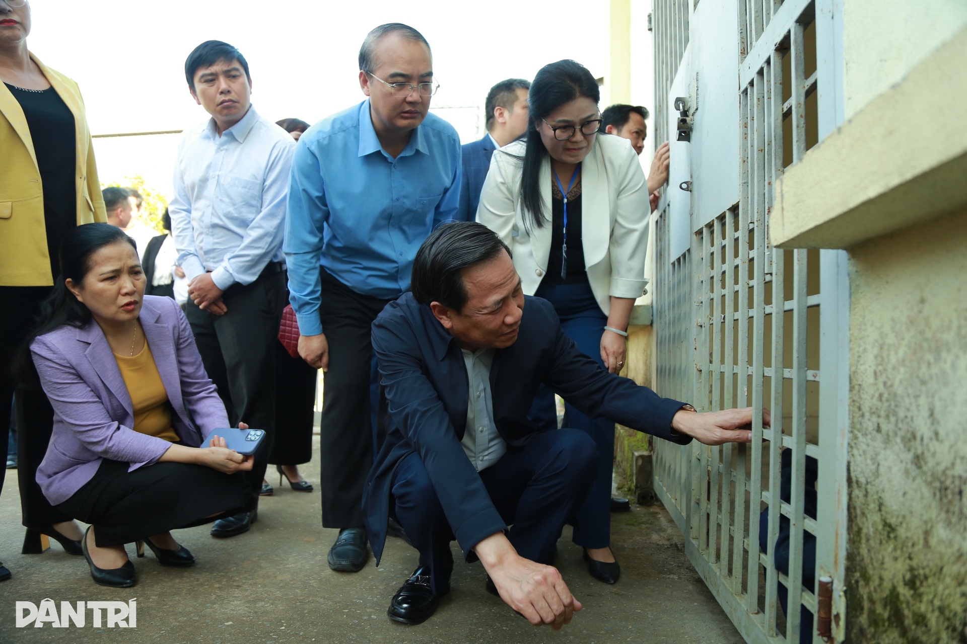 Bộ trưởng áy náy với cảnh bé trai, gái khuyết tật nặng phải ở chung phòng - 4