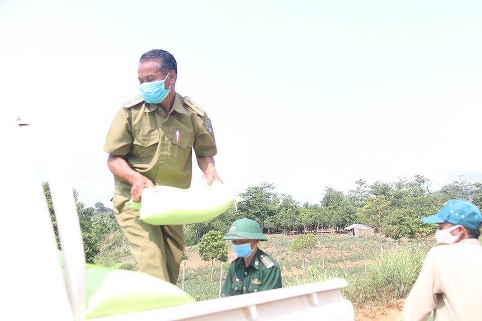 Nghĩa tình lực lượng bảo vệ biên giới Việt – Lào giữa đại dịch Covid-19 - 6 Nghĩa tình lực lượng bảo vệ biên giới Việt – Lào giữa đại dịch Covid-19 - 6