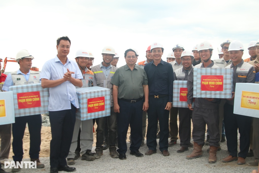 Thủ tướng thị sát dự án sân bay, cao tốc, cảng biển ở Quảng Trị - 2