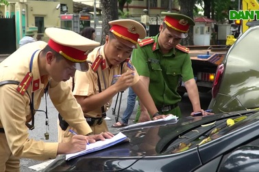 Hàng loạt ô tô dừng đỗ trái phép ở trung tâm Hà Nội bị xử phạt
