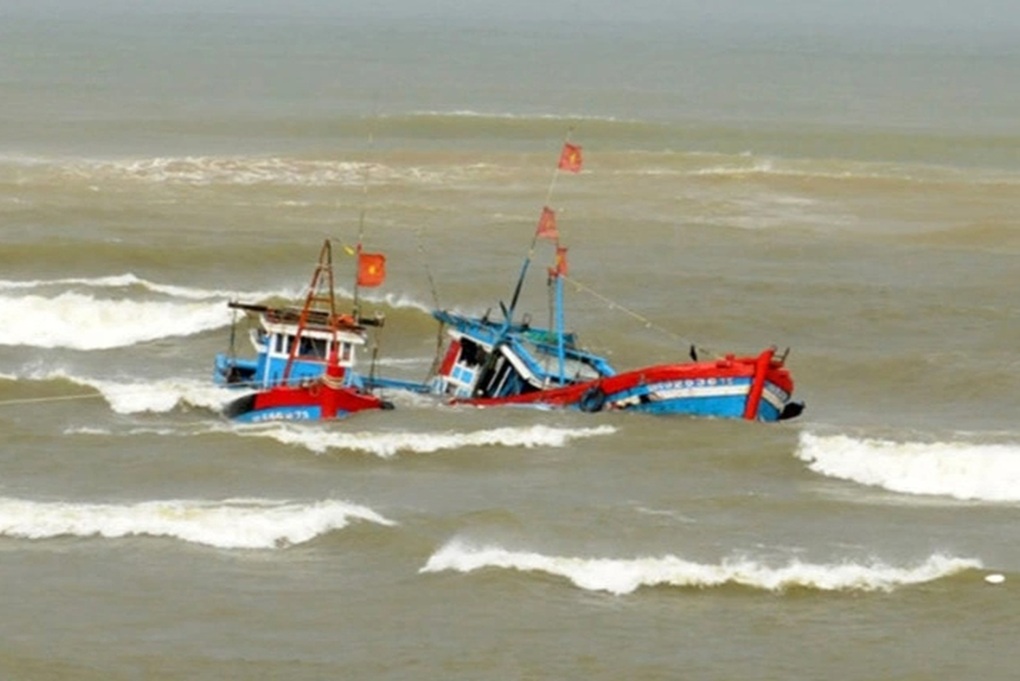 Chìm tàu cá ở Nghệ An, 4 ngư dân mất tích - 1 Chìm tàu cá ở Nghệ An, 4 ngư dân mất tích - 1