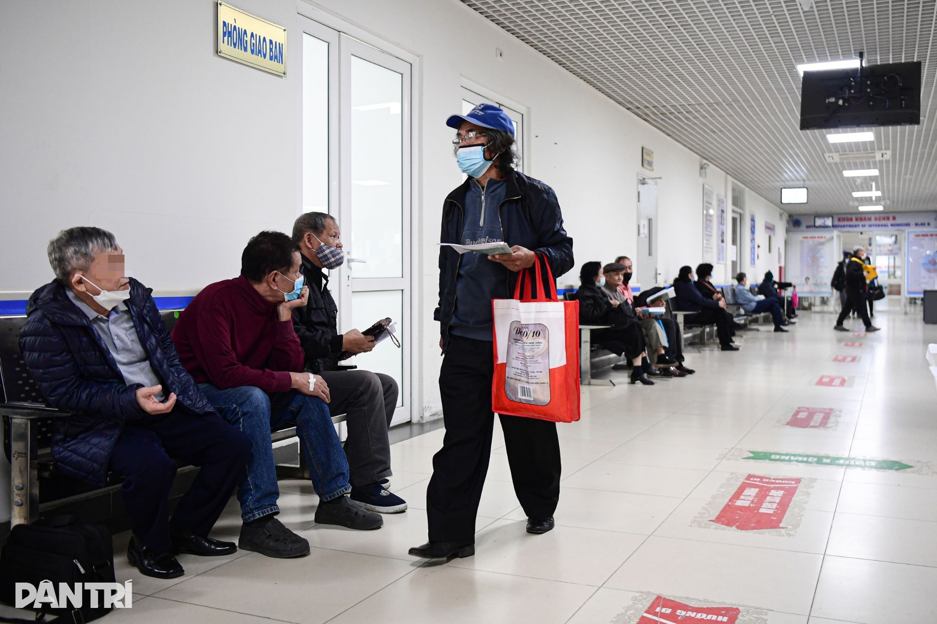 Hà Nội: Trời rét đột ngột, nhiều người già phải vào viện vì bệnh hô hấp - 2