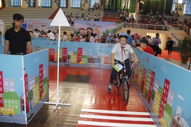 Học sinh tiểu học 10 tỉnh thành giao lưu tìm hiểu về an toàn giao thông