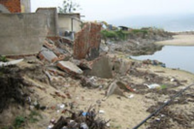 Nước biển uy hiếp nhà dân