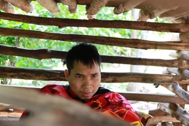 Cảnh sống khốn cùng của nam thanh niên bị nhốt trong cũi gỗ