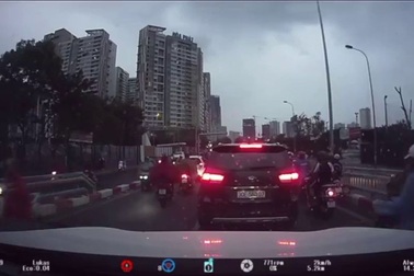 Ô tô nối đuôi nhau đi ngược chiều trên cầu vượt