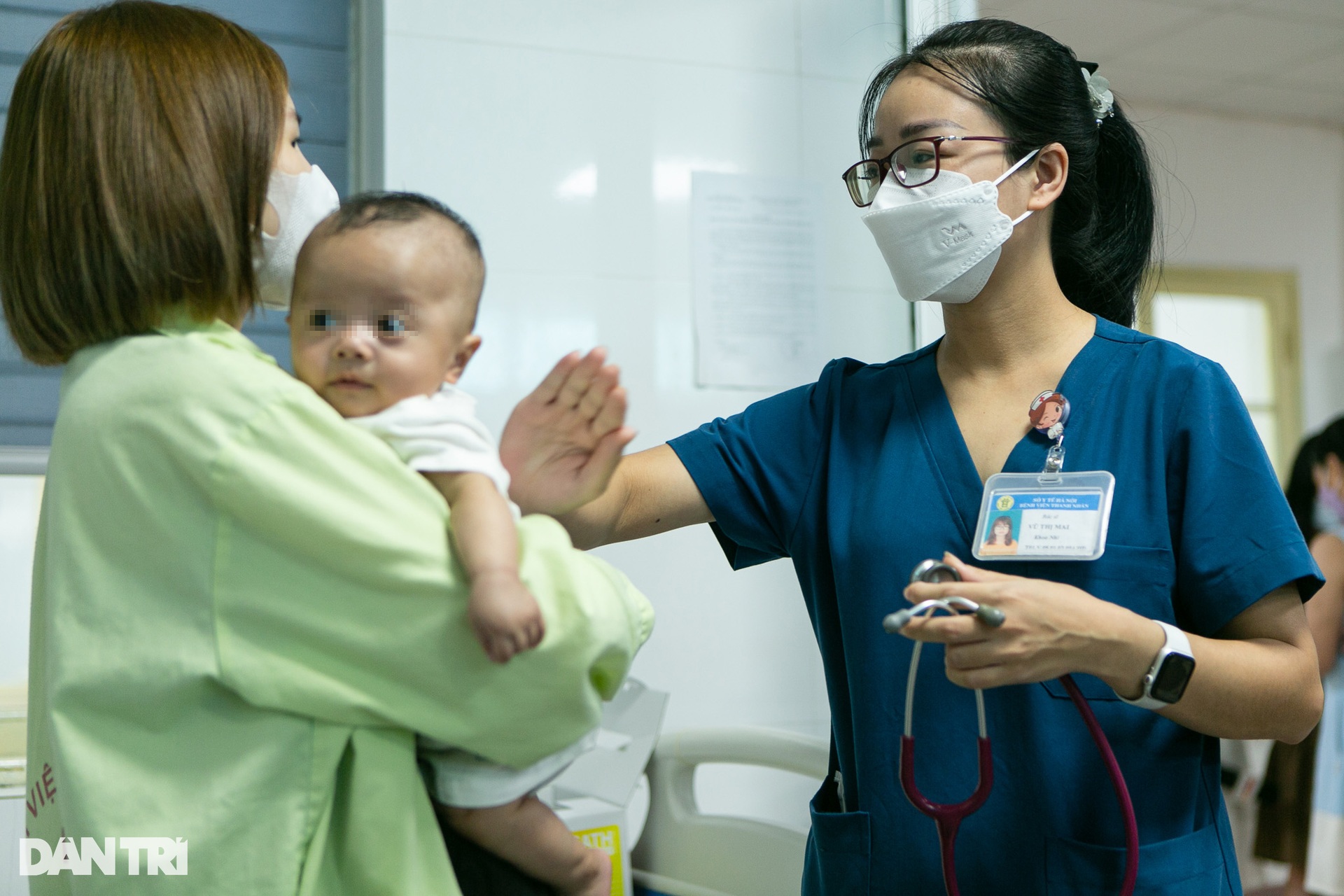 Hà Nội: Trẻ nhập viện tăng gấp 3 lần, mỗi bác sĩ gồng mình chăm 20 bệnh nhi - 9 Hà Nội: Trẻ nhập viện tăng gấp 3 lần, mỗi bác sĩ gồng mình chăm 20 bệnh nhi - 9
