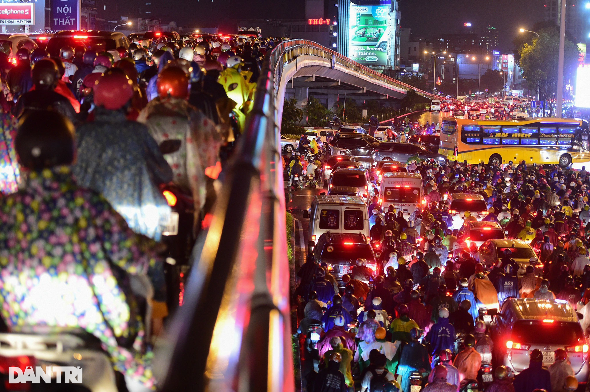 Người dân TPHCM chôn chân gần 4km trên đường về nhà sau cơn mưa chiều - 1 Người dân TPHCM chôn chân gần 4km trên đường về nhà sau cơn mưa chiều - 1