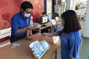 Cựu SV tặng 42.000 khẩu trang kháng khuẩn cho SV trường ĐH Bách khoa TPHCM