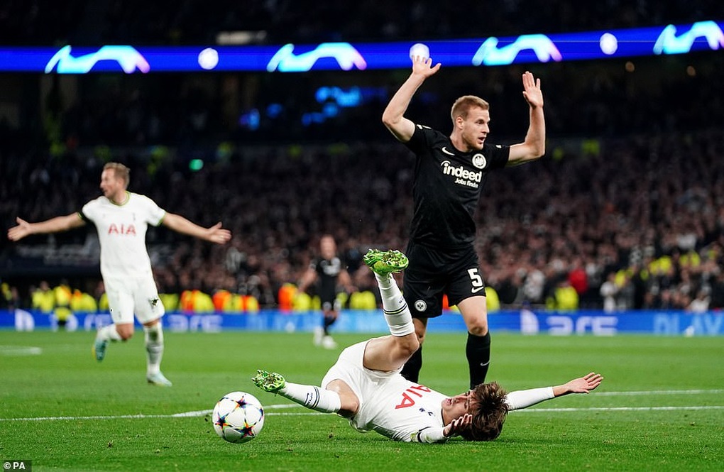Son Heung Min tỏa sáng, Tottenham nở nụ cười trong cơn mưa bàn thắng - 13 Son Heung Min tỏa sáng, Tottenham nở nụ cười trong cơn mưa bàn thắng - 13