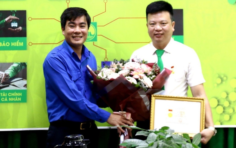 Tài xế taxi cứu cô gái nhảy cầu được tặng Huy hiệu Tuổi trẻ dũng cảm - 1 Tài xế taxi cứu cô gái nhảy cầu được tặng Huy hiệu Tuổi trẻ dũng cảm - 1