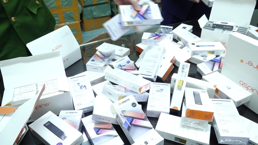 Hà Nội: Xe tải vận chuyển lô thuốc lá điện tử gần 4 tỷ đồng - 2