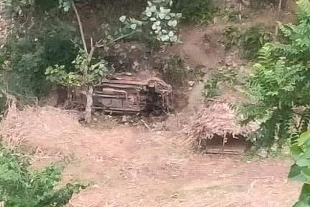 Ô tô bán tải lao khỏi đỉnh đèo, 2 người thương vong - 2 Ô tô bán tải lao khỏi đỉnh đèo, 2 người thương vong - 2