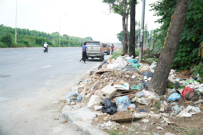 Dọn gần 200 tấn rác thải dọc đại lộ Thăng Long sau phản ánh của báo Dân trí - 3 Dọn gần 200 tấn rác thải dọc đại lộ Thăng Long sau phản ánh của báo Dân trí - 3