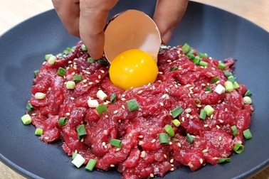 Thịt sống và những đặc sản độc lạ nhất định phải thử khi đến Hàn Quốc