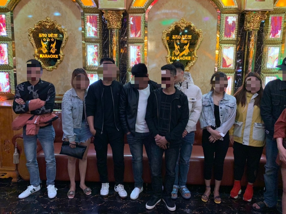 Phát hiện 16 nam, nữ thanh niên phê ma tuý trong quán karaoke - 1 Phát hiện 16 nam, nữ thanh niên phê ma tuý trong quán karaoke - 1