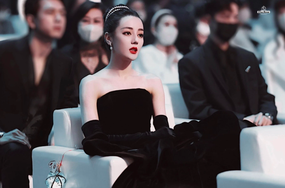 Thần thái sang chảnh và gợi cảm của Địch Lệ Nhiệt Ba - 13 Thần thái sang chảnh và gợi cảm của Địch Lệ Nhiệt Ba - 13