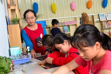 Người phụ nữ bán cà phê vỉa hè để mở trạm đọc sách 0 đồng