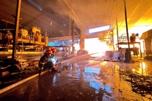 Hà Nội: Xưởng gỗ cháy rực rạng sáng 1/5