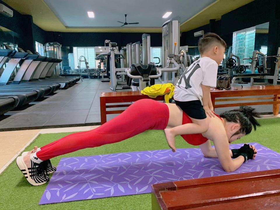 Thủy Phạm Hôn nhân trong ngõ hẹp: Hai năm ba con, vóc dáng vẫn quyến rũ - 7 Thủy Phạm Hôn nhân trong ngõ hẹp: Hai năm ba con, vóc dáng vẫn quyến rũ - 7