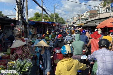 TPHCM: Nhiều điểm họp chợ tự phát đông đúc như chưa hề có dịch Covid-19