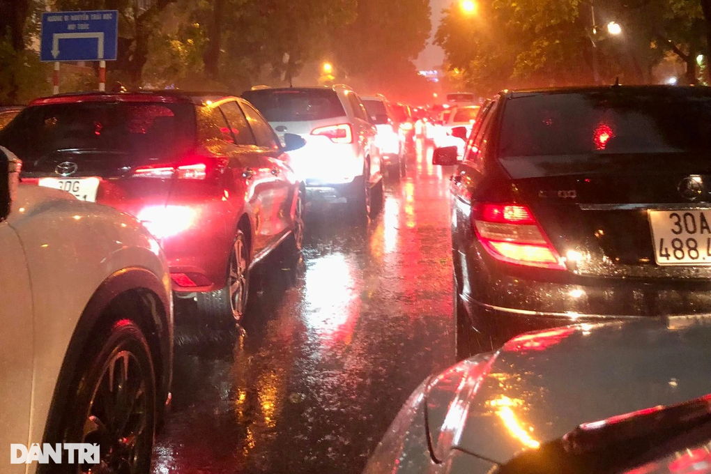 Nhiều nơi ở Hà Nội ngập trong biển nước sau cơn mưa lớn - 4 Nhiều nơi ở Hà Nội ngập trong biển nước sau cơn mưa lớn - 4