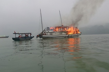 Tàu du lịch bốc cháy trên Vịnh Hạ Long, 16 du khách thoát nạn