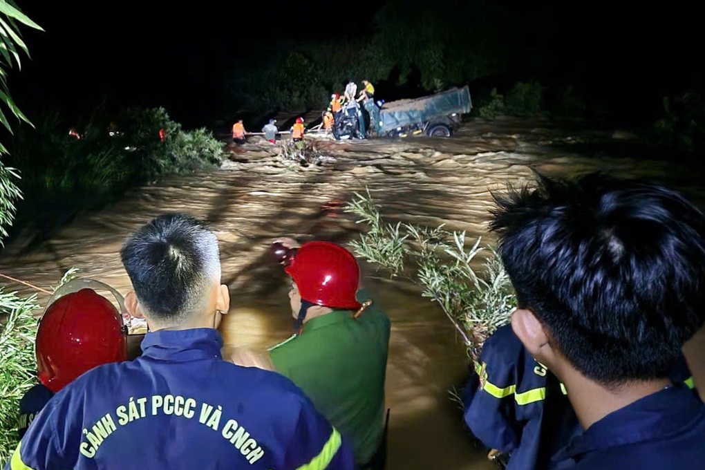 Hàng chục cảnh sát xuyên đêm giải cứu 4 người mắc kẹt giữa dòng nước lũ - 1 Hàng chục cảnh sát xuyên đêm giải cứu 4 người mắc kẹt giữa dòng nước lũ - 1