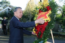 Tổng Bí thư Tô Lâm viếng mộ Karl Marx tại nghĩa trang Highgate ở Anh