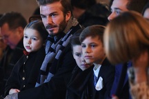 David Beckham đưa con đi xem show diễn của vợ