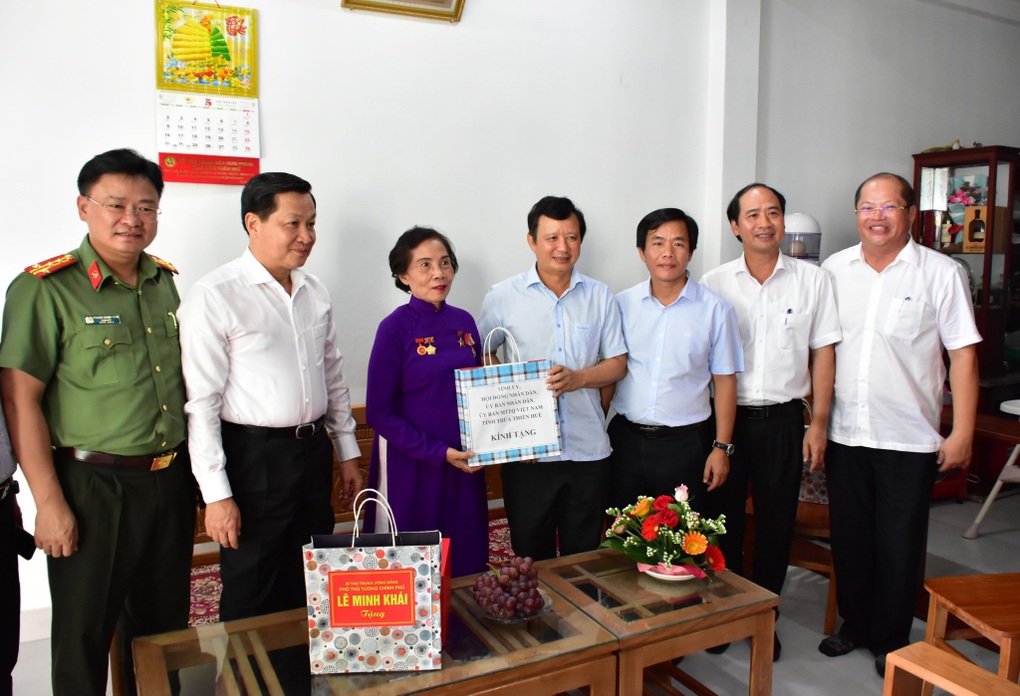 Phó Thủ tướng Lê Minh Khái thăm hỏi người có công - 1 Phó Thủ tướng Lê Minh Khái thăm hỏi người có công - 1