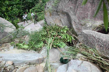 Thi thể người phụ nữ chết loã thể, mắc kẹt trong hốc đá